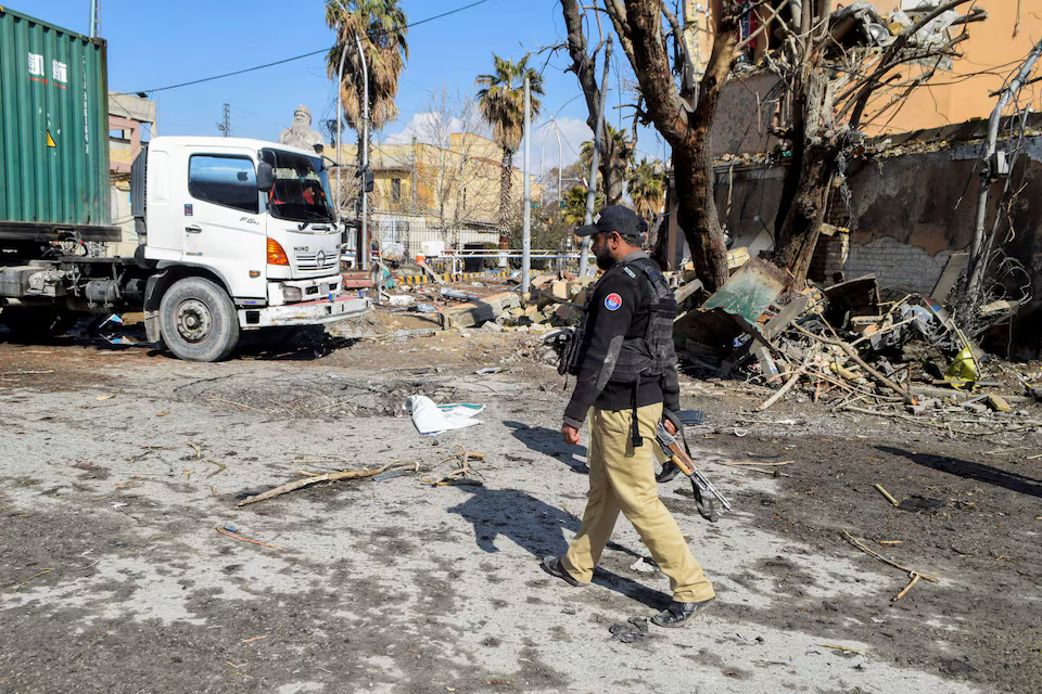 Pakistani çon helikopterë dhe dronë për të përfunduar përballjen në shkretëtirë, 58 të vdekur