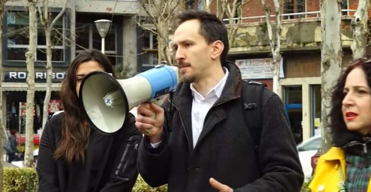 “Shqiptarëve po iu grabiten pronat dhe ëndrrat!”/ Deputeti i Lëvizjes “Bashkë” bashkohet me protestuesit durrsakë dhe ata të Rrjollit para Kuvendit (VIDEO)