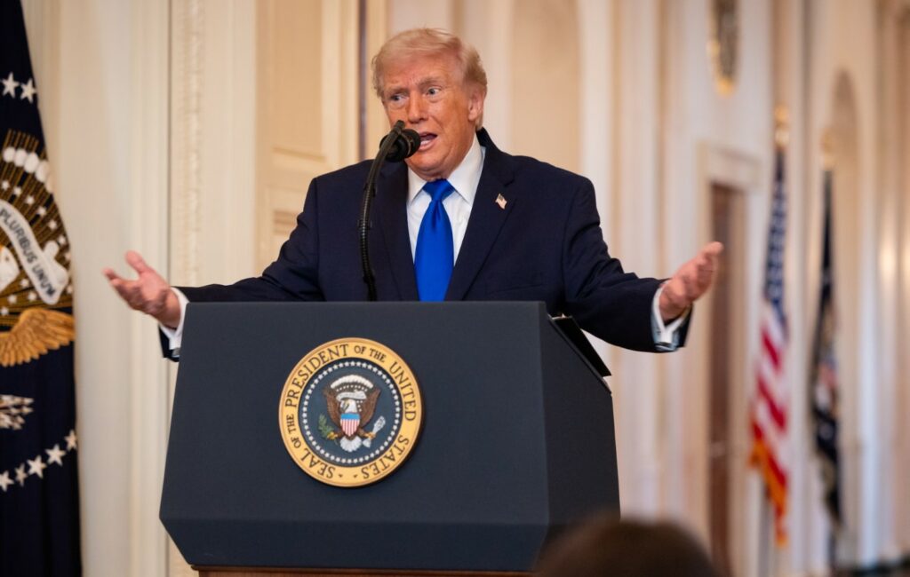 Hyjnë në fuqi tarifat e reja globale të Trump prej 10%, Kina paralajmëron kundërpërgjigjje