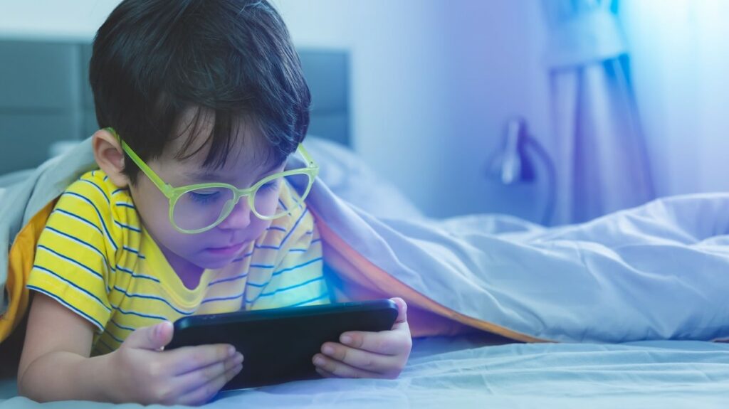 Miopia, jo vetëm faji i ekraneve! Cili është fokusi i ri i studiuesve