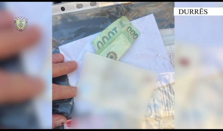 Arrestohet 47-vjeçari në Durrës, drejtonte mjetin në gjendje të dehur dhe tentoi të japë 1000 lekë ryshfet (VIDEO)