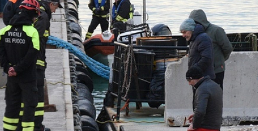 E rëndë në familjen shqiptare në Itali, djali dhunon nënën në ditën e lindjes së tij dhe më pas zhduket! Kamerat e kanë filmuar duke u hedhur në det…