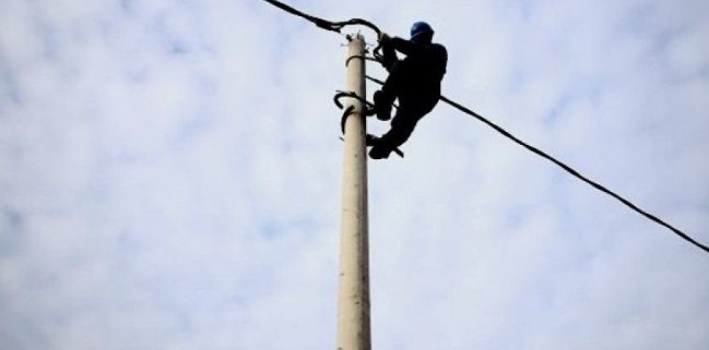 Humb jetën elektricist teksa riparonte defektet në një shtyllë