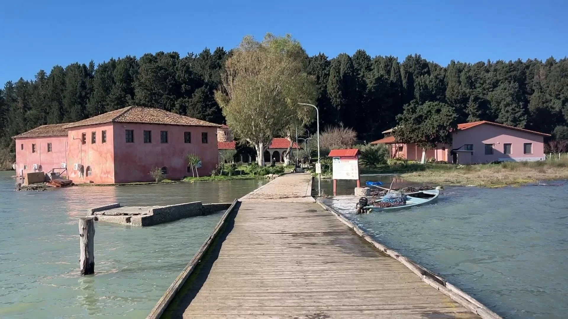 Situatë e pazakontë në Vlorë, Orikum dhe në lagunën e Nartës, batica mbyt kishën