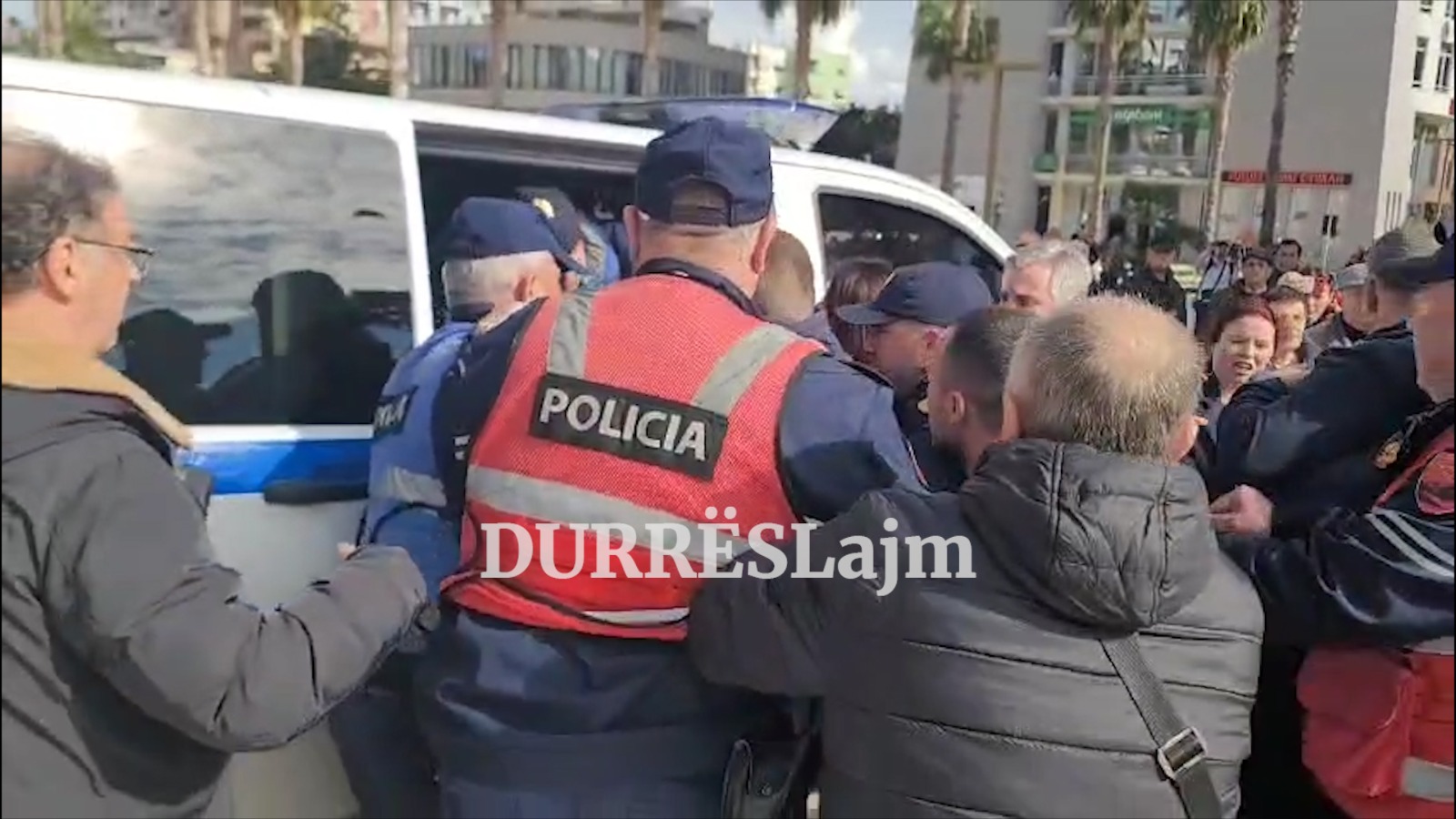 Përplasja e protestuesve me policinë në Durrës, shoqërohen disa persona (VIDEO)