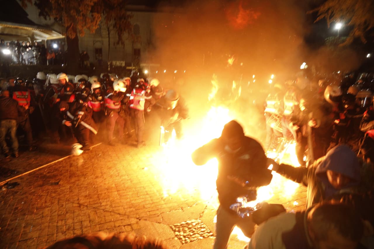 Protesta e PD-së përpara Kryeministrisë/ Molotovë dhe fishekzjarrë drejt godinës e policisë, arrestohen 21 persona