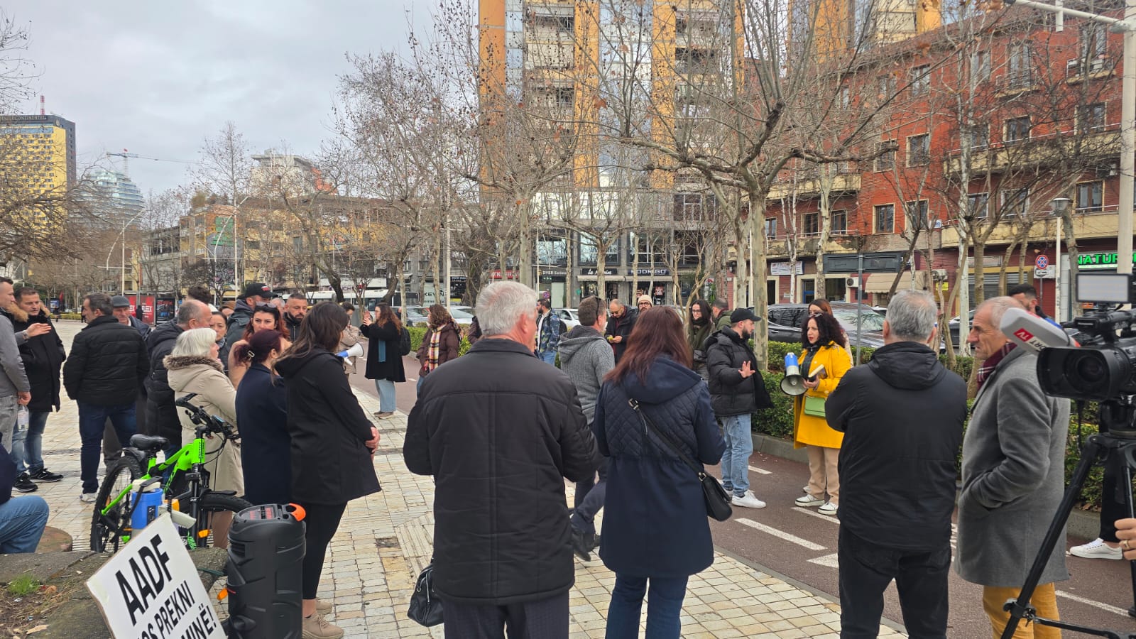 Protesta e paralajmëruar/ Durrsakët që preken nga projekti TID dhe banorët e Rrjollit organizohen para Kuvendit