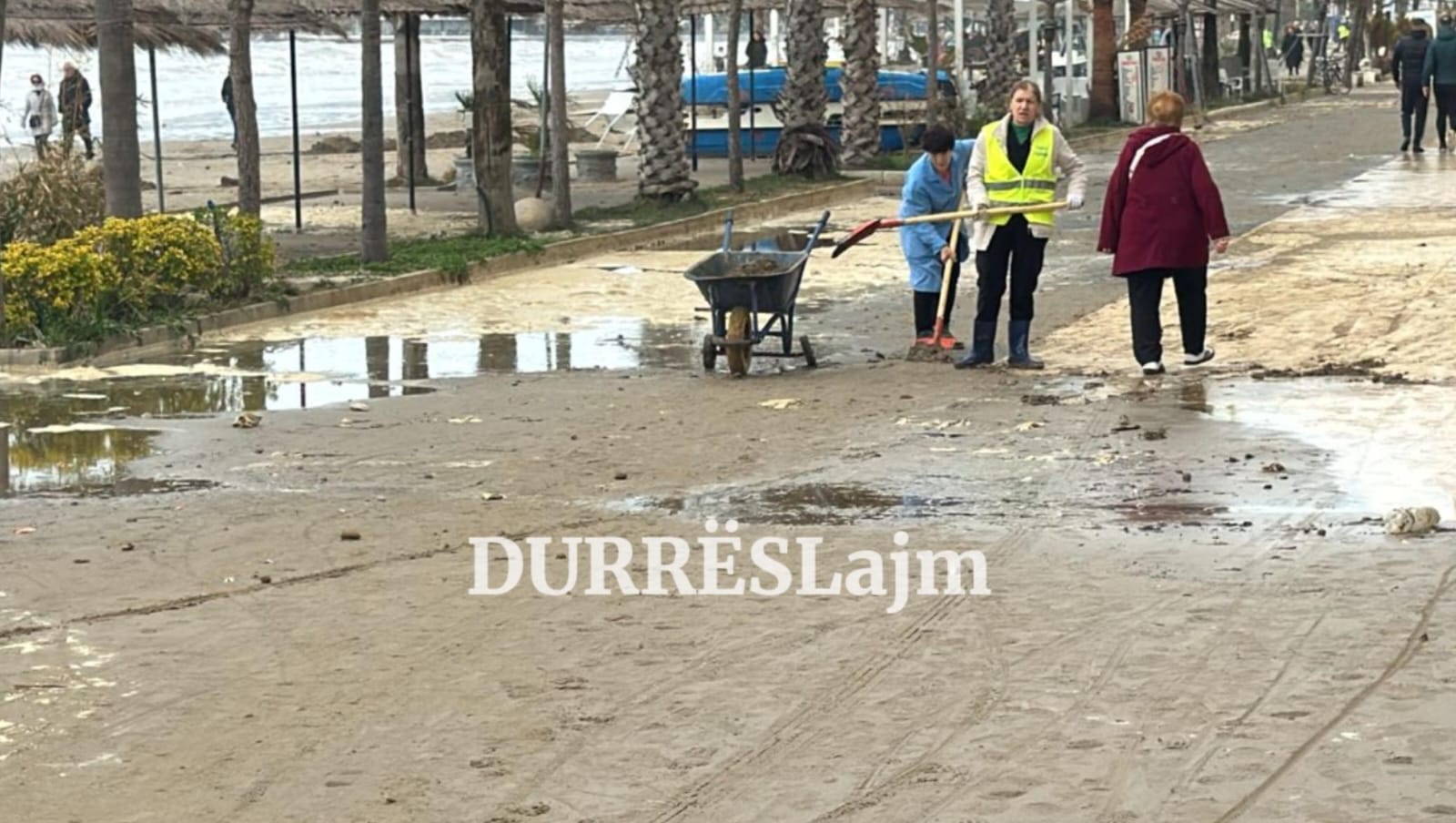 Pas motit të keq, shëtitorja e plazhit të Durrësit “pushtohet” nga rëra (VIDEO)