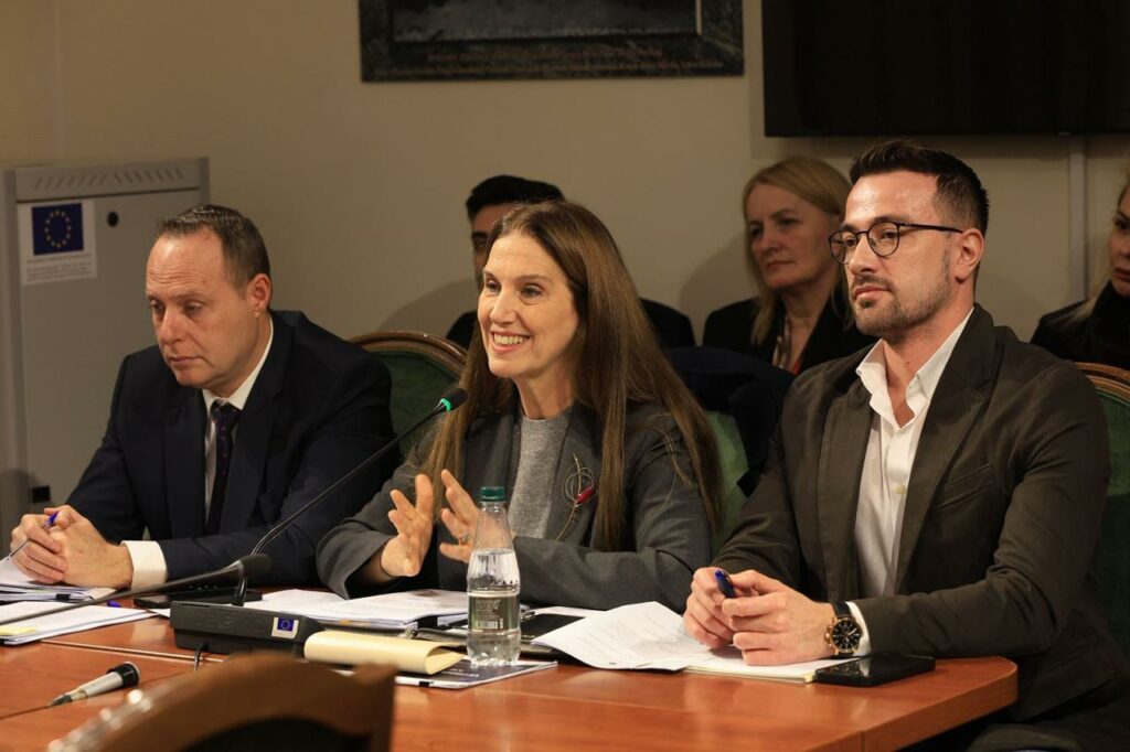 Ministrja Kumbaro: Në shtator nis zbatimi i kurrikulës së re me 171 tekste për klasat e para, të gjashta dhe të dhjeta