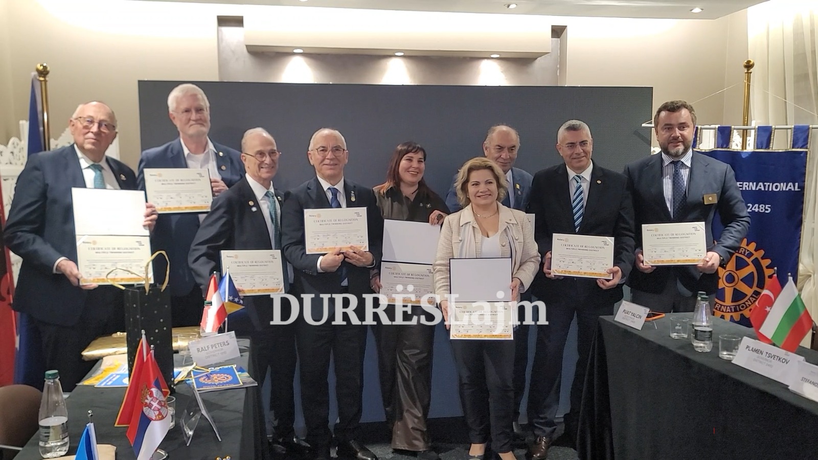 Takimi i miqësisë/ 9 guvernatorë të distrikteve rotariane mblidhen në Durrës, nënshkruajnë marrëveshjen e përbashkët (VIDEO)