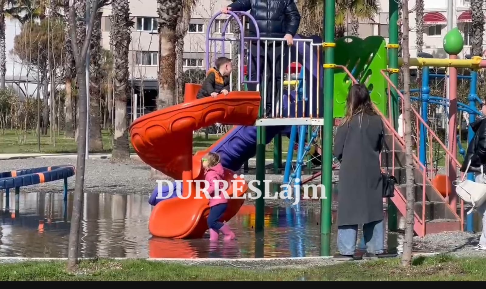 Përmbytet këndi i lojërave në shëtitoren “Taulantia”, fëmijët luajnë mes ujit (VIDEO)