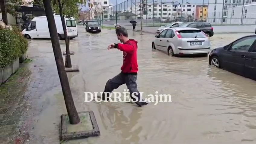 VIDEOLAJM/ Rrugët e Durrësit në një ditë me shi