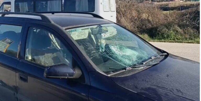 Motoçikleta përplaset me makinën, një person në gjendje të rëndë transportohet në spital