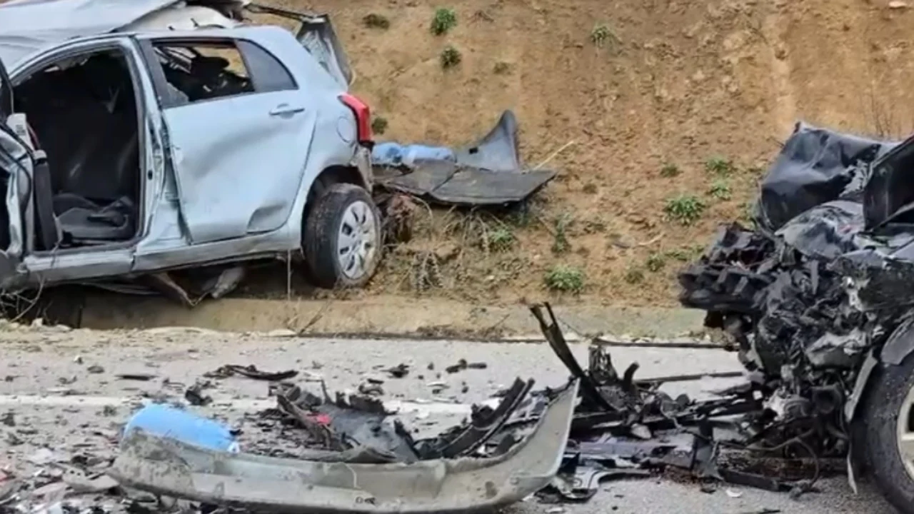 Aksident i frikshëm në Bypass-in e Vlorës/ Makinat përplasen me njëra-tjetrën, dy të plagosur