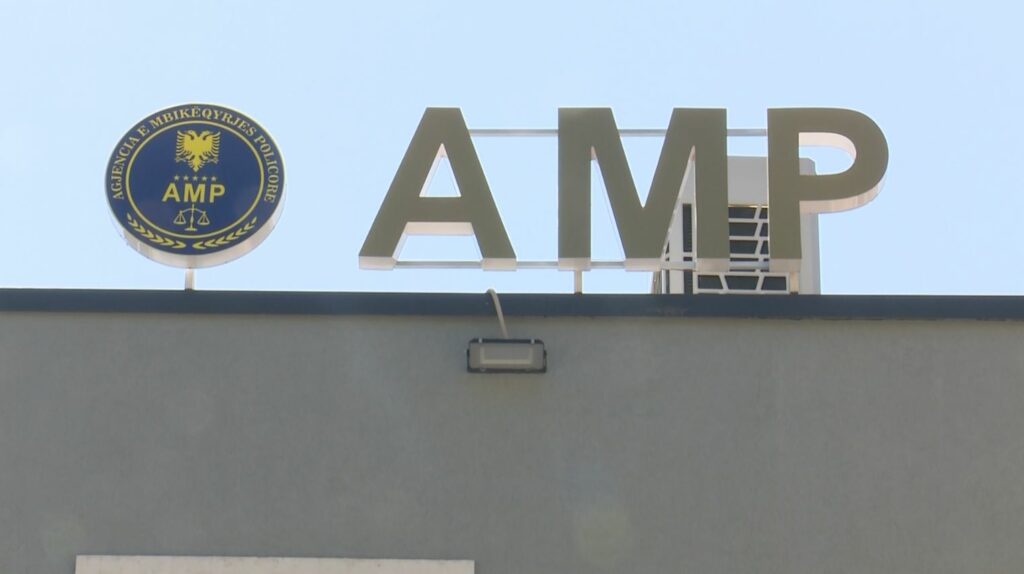 Pezullohet polici pas videos online