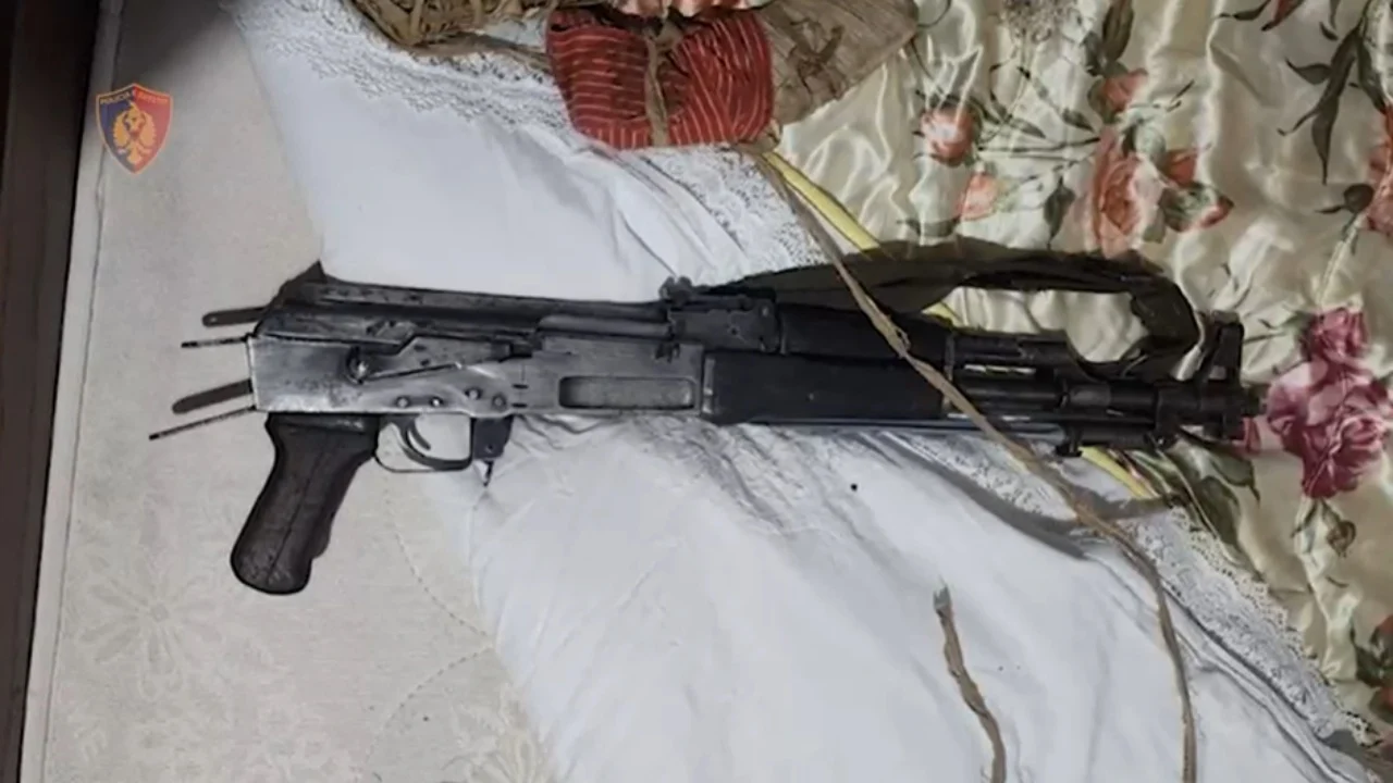 Fshihte në banesë kallashnikov pa leje dhe fishekë, arrestohet 48-vjeçari në Tiranë
