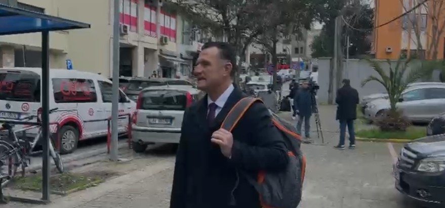 Pasi u dhunua, avokati i Ilir Metës shkon në GJKKO për seancën paraprake: Jam si hekuri që përkulet, por s’thyhet