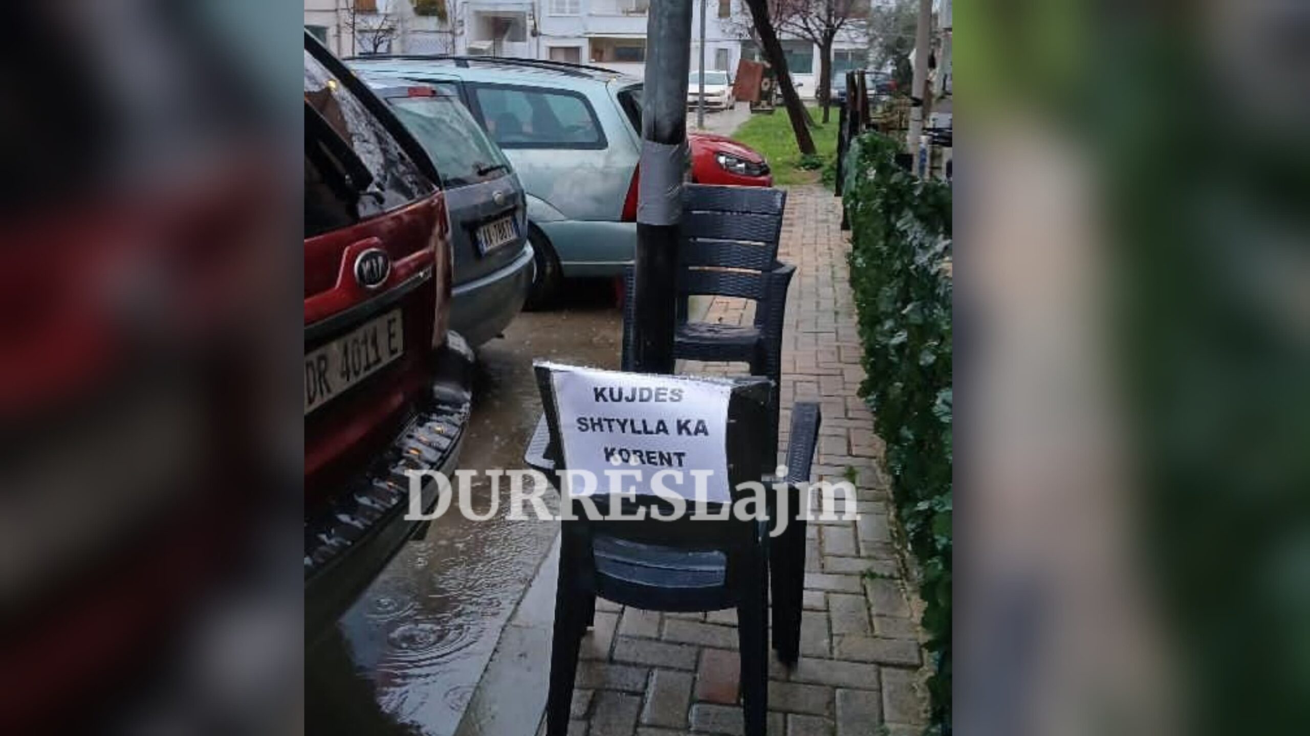 Shtylla e ndriçimit pranë pallateve në lagjen 18 në Durrës rrezikon jetën e banorëve