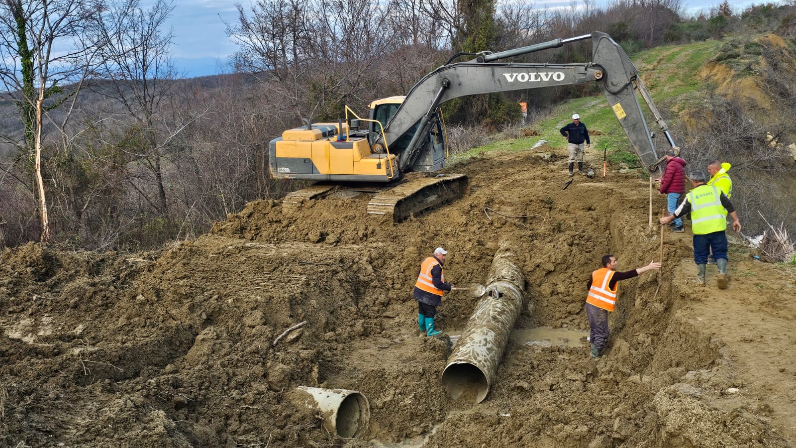 Defekt i rëndë në tubacion, gjysma e Durrësit rrezikon të mbetet pa ujë