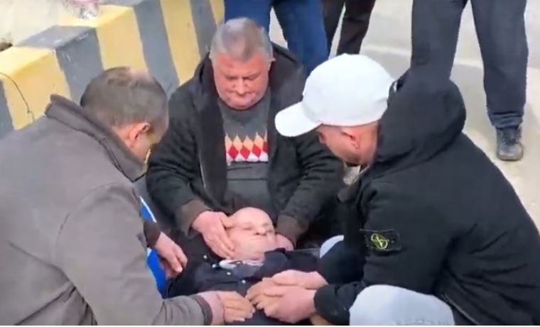 “Lejen e firmosi Balluku”/ Banorët e Rrjollit protestë kundër ndërtimit të resortit turistik, përplasje me Policinë, një banor humb ndjenjat