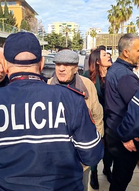 Bashkohen dy grupet e protestuesve në Durrës, bllokojnë rrugën (VIDEO)