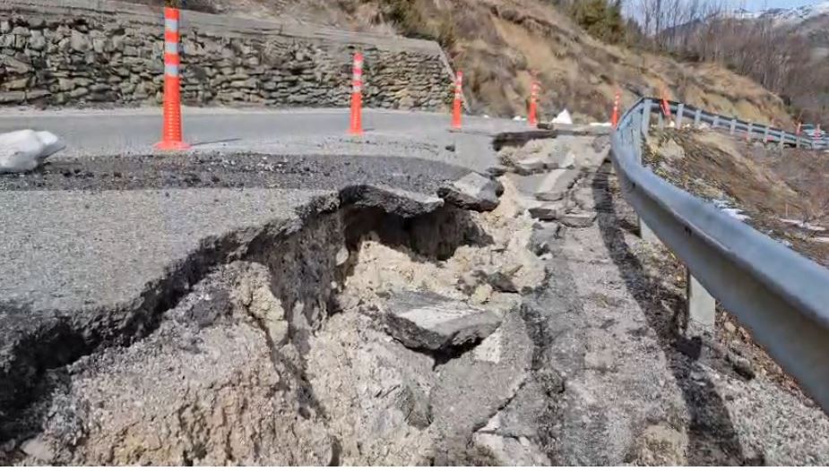FOTO/ Dëmtohet një tjetër rrugë, çahet aksi turistik Boboshticë-Dardhë, qarkullimi me vështirësi! 