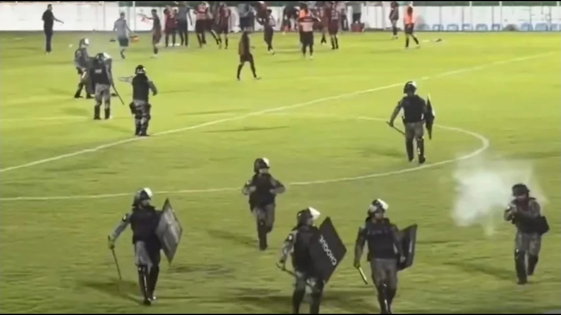 Brazil, dhunë e tifozëve ndaj kundërshtarëve, policia mësyn në fushën e lojës për të qetësuar situatën