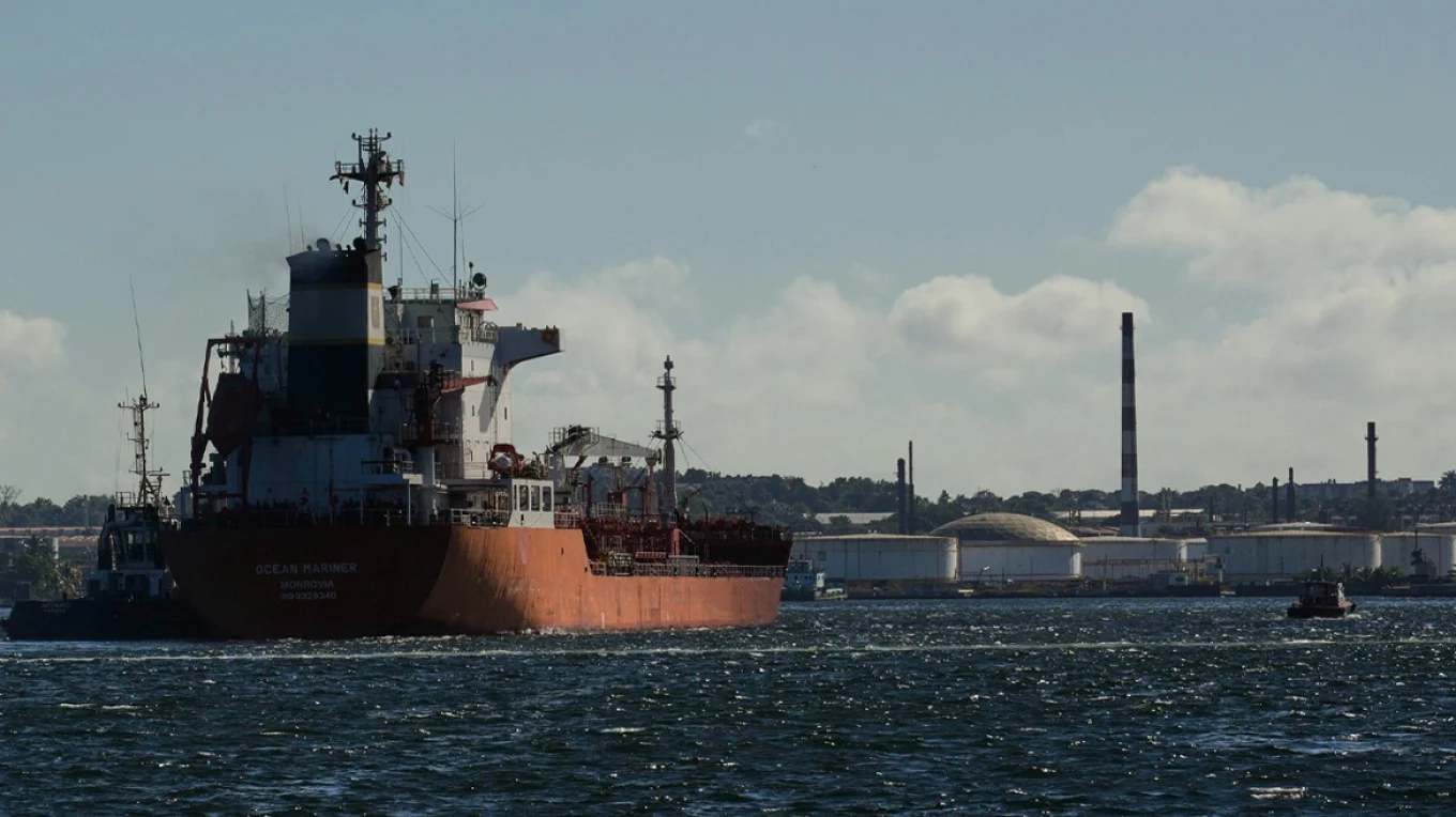 Mungesë e madhe karburanti për shkak të presionit të SHBA-së, Rusia do të dërgojë naftë në Kubë për arsye “humanitare”