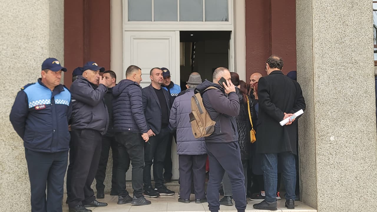 Durrës/ Banorët e prekur nga projekti TID futen në bashki, për takimin me kryeministrin (VIDEO)