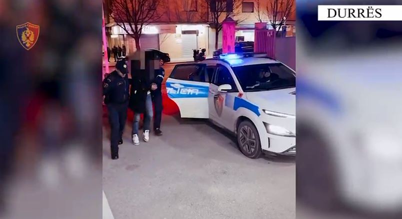 Vodhi produkte në një farmaci në Durrës, policia e pikas hajdutin duke ikur me vrap (VIDEO)