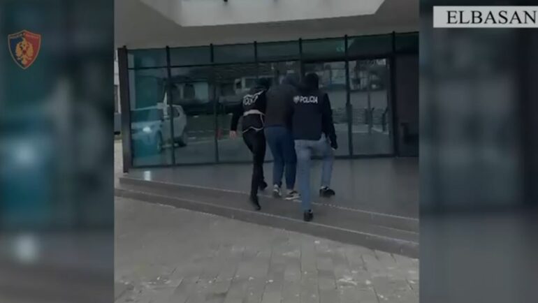 “Dua parapagim”/ Mashtroi një qytetar se do t’i kryente punime në banesë, dhe përfitoi 7.5 mln lekë, arrestohet 39-vjeçari