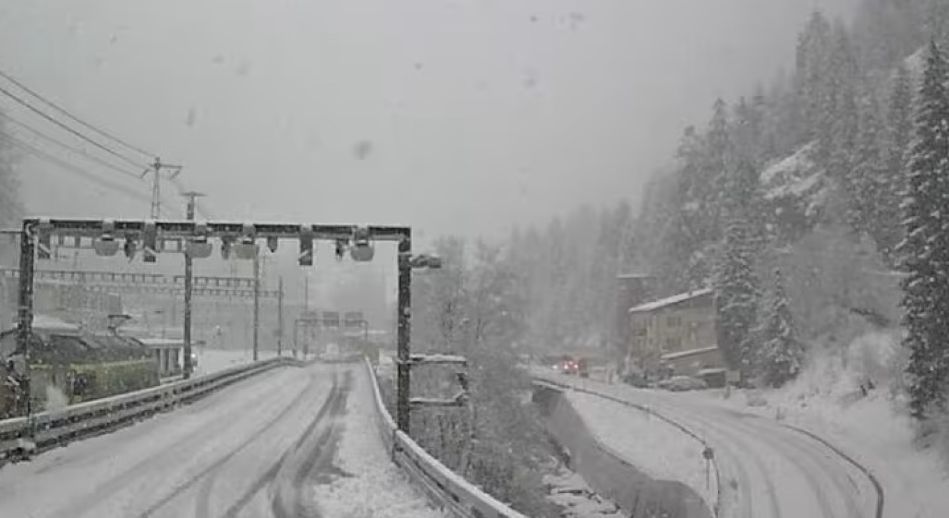 Treni me 80 pasagjerë del nga shinat në Zvicër pas një orteku dëbore, raportohet për të lënduar