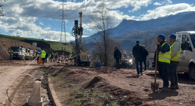 Shembjet në Dragostunjë, ndërpritet furnizimi me energji elektrike, pritet të çmontohet shtylla e tensionit të lartë