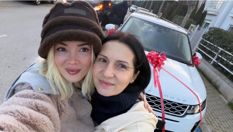 FOTO/ Era Istrefi i bën dhuratën luksoze të ëmës, këngëtarja ndan pamje nga momenti i surprizës: Për mbretëreshën!