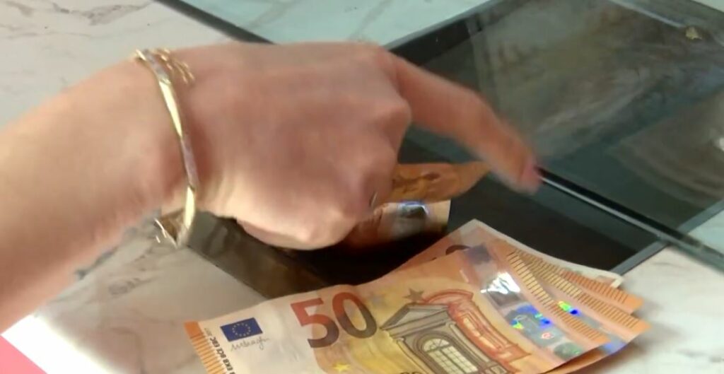 Euro arrin minimum të ri historik në 96.35 lekë