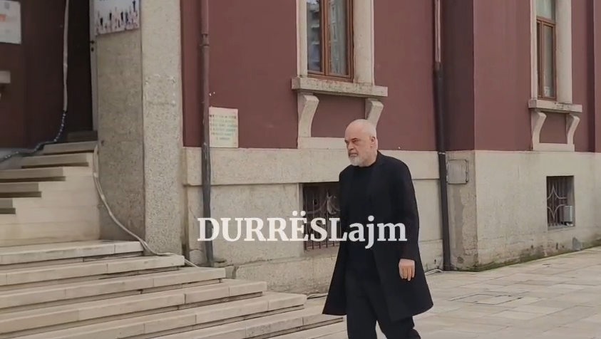 VIDEO/ Rama mbërrin në Bashkinë e Durrësit për takimin me banorët e prekur nga projekti TID