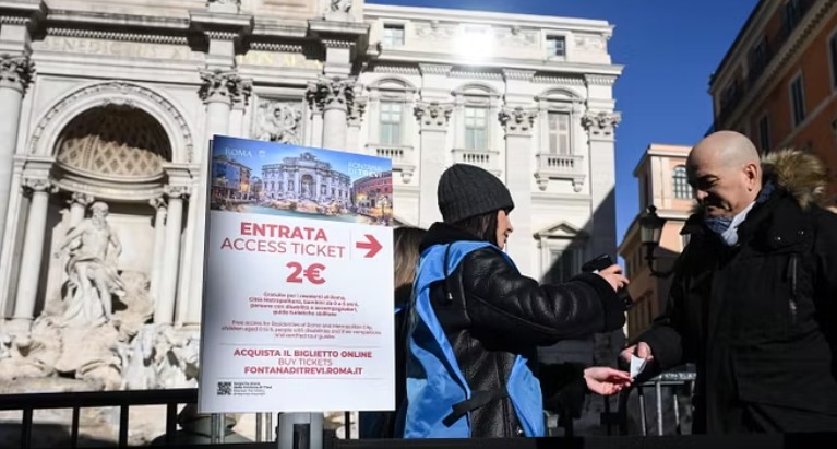 Roma aplikon tarifën 2 euro për të vizituar “Fontana di Trevi”! Autoritetet vendore e quajnë sukses, organizatat dështim