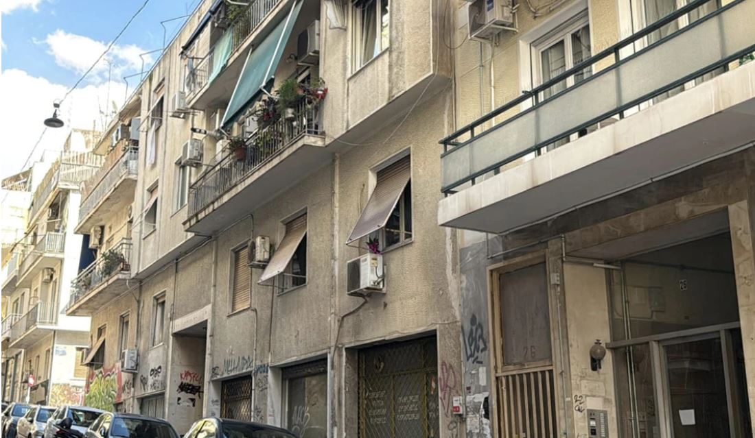 Shqiptari në Greqi abuzon seksualisht me 25-vjeçaren me aftësi të kufizuara! Nëna e pa abuzimin në kamera, e ndoqi autorin me thikë në dorë! 