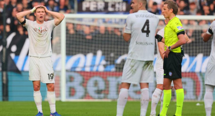 Gruaja i ngul thikën burrit se po shante VAR-in për penalltinë e anuluar