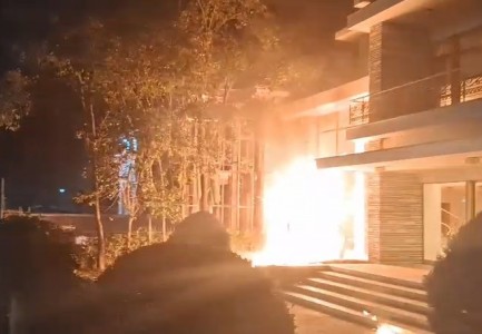 Sulmohet me molotov shtëpia e ish-diktatorit Enver Hoxha, brenda saj shihet një person