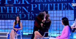 Puthi papritur në buzë konkurrenten e Për’Puthen, deklarata zyrtare e produksionit të emisionit: Laert Vasili largohet si opinionist