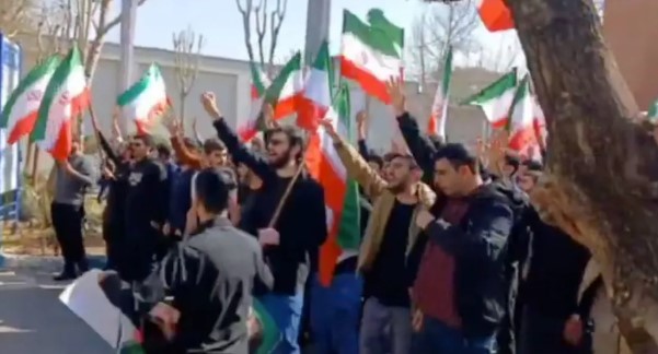 Rikthehen sërish protestat në Iran, studentët mbushin sheshet dhe sfidojnë regjimin