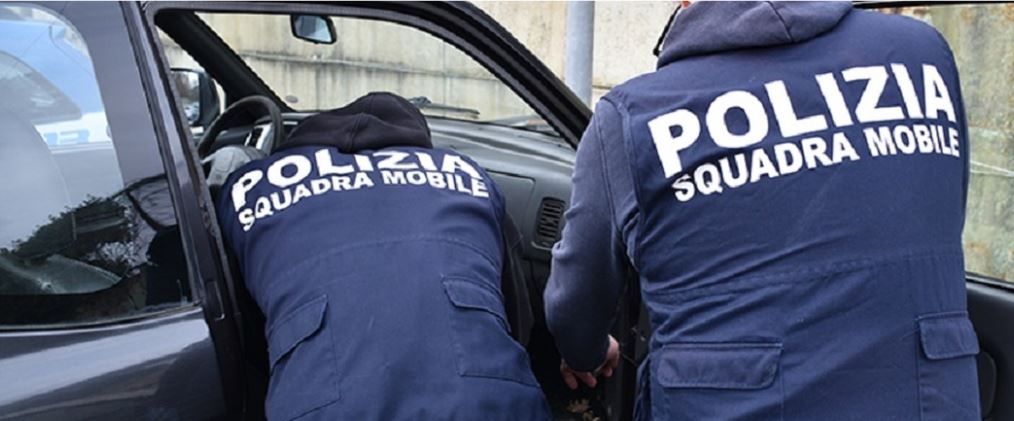 Vetëm 18 vjeç, por drejtonte një rrjet të trafikut dhe shpërndarjes së kokainës në Itali, arrestohet i riu shqiptar!