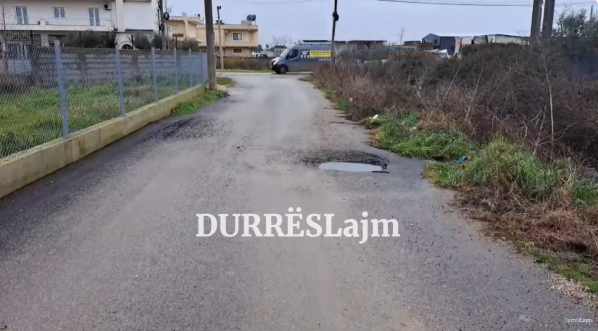 Një vit nga rehabilitimi, kjo rrugë e bashkisë Durrës ka nevojë sërish për ndërhyrje (VIDEO)