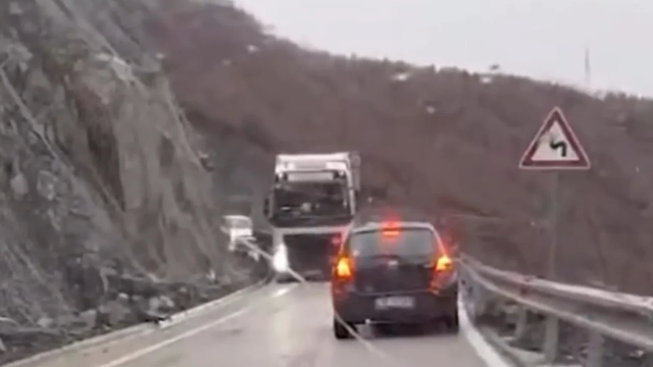 Rruga drejt juglindjes e “paralizuar”, radhë kilometrike trafiku