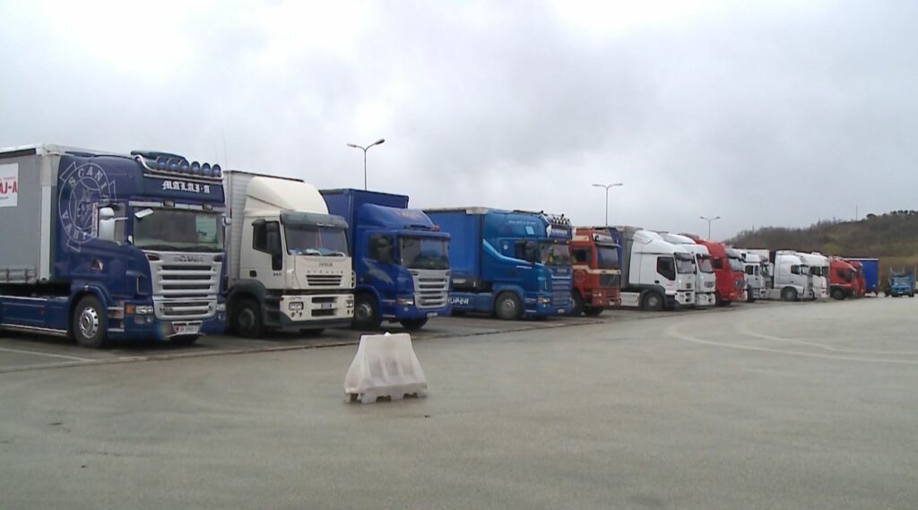 Ishin bllokuar në Qafë Thanë, zgjidhet problemi i kamionistëve