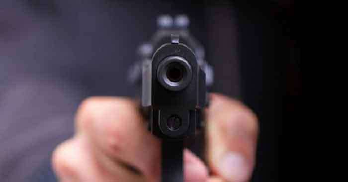 Konfliktohen në rrugë dy persona në Durrës, 45-vjeçari nxjerr armën