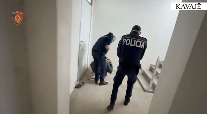 Kapet në flagrancë hajduti i banesave në Kavajë, i sekuestrohen ora e unaza (VIDEO)