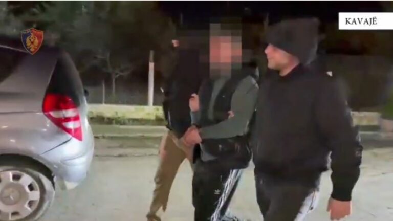 Vrasja me thikë në Kavajë pas sherrit për parkimin, policia arreston autorin (VIDEO)