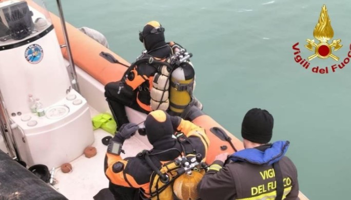 Dhunoi nënën e tij dhe më pas u hodh në det, gjendet i mbytur 20-vjeçari shqiptar